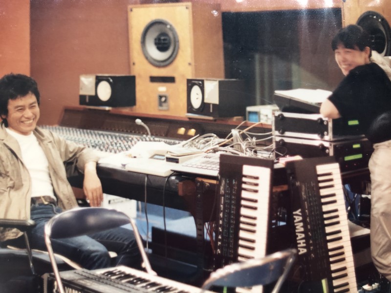 スタジオで談笑する梨木良成とスタッフ。80年代中頃。